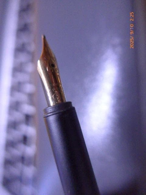 ダンヒルの高級万年筆ジェムラインの14Kペン先 F 銀張りのバーレイ。美品。箱付