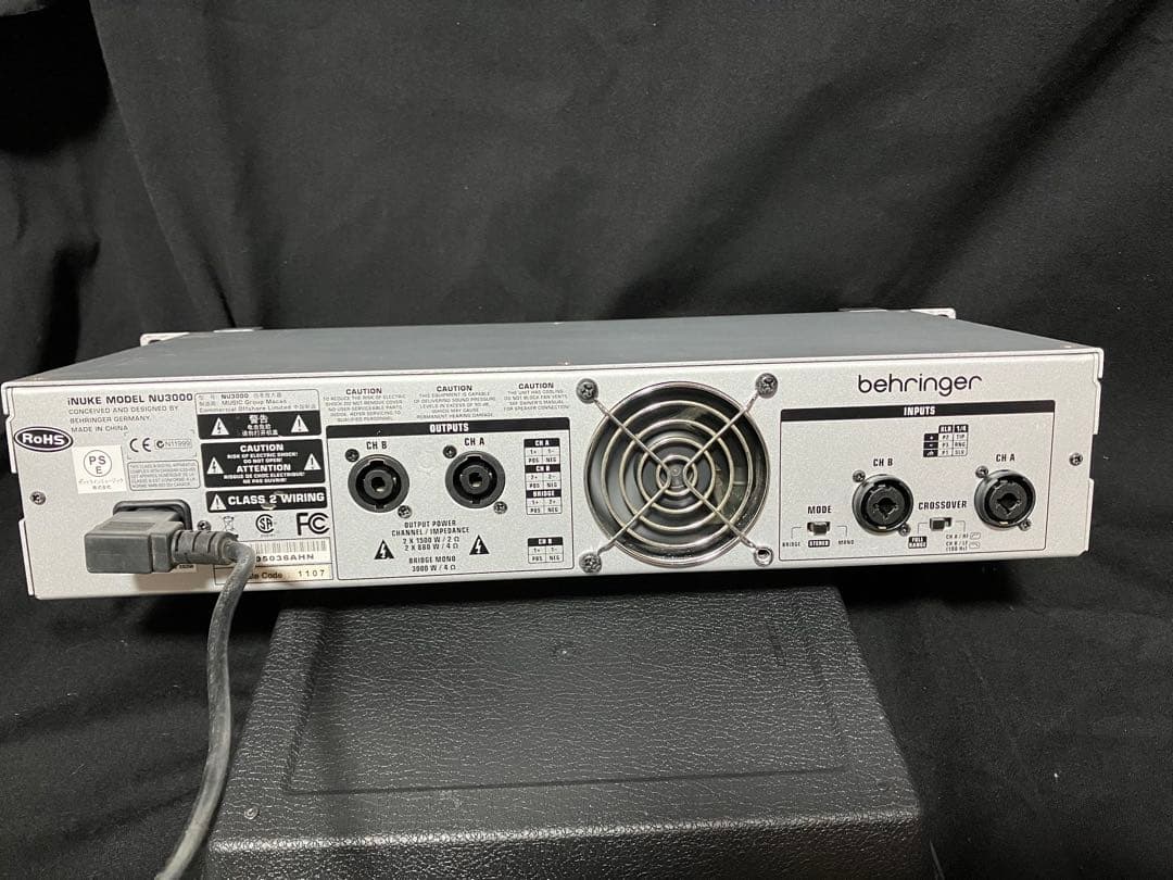Behringer iNUKE NU3000 パワーアンプ