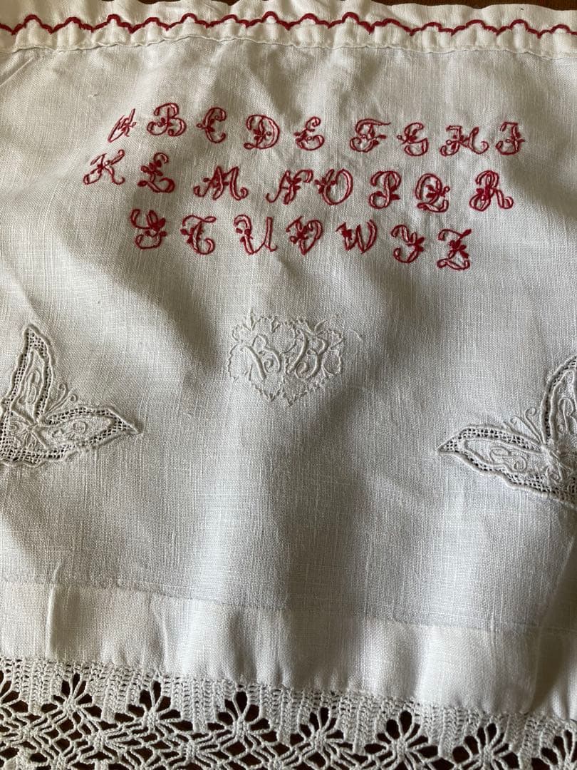 アンティーク サンプラー 手刺繍 アルファベット 手仕事 レース モノグラム 蝶