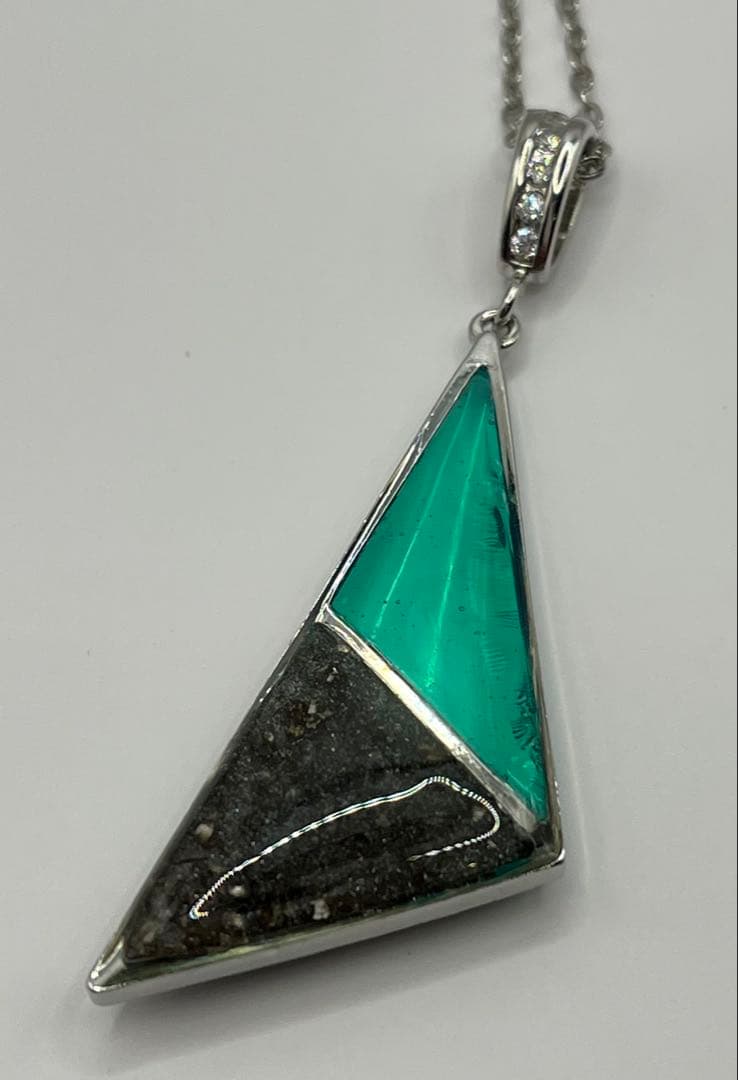 隕石粉 レジン 三角ネックレス ハンドメイド 一点物