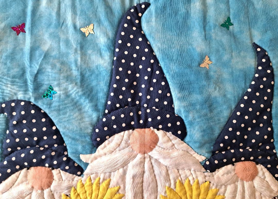 ハンドメイド　パッチワークタペストリー　ひまわりと3人のこびと