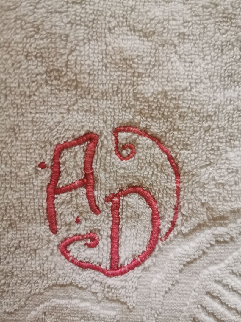 アンティーク シェニール織薄紅枠フラワーエンボス 肉厚バスタオル モノグラム刺繍