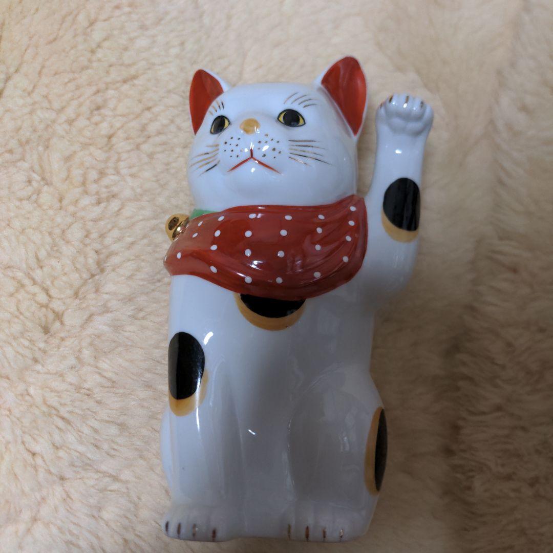 【美品】招き猫 陶器製フィギュア 赤い水玉 スカーフ 赤座布団付