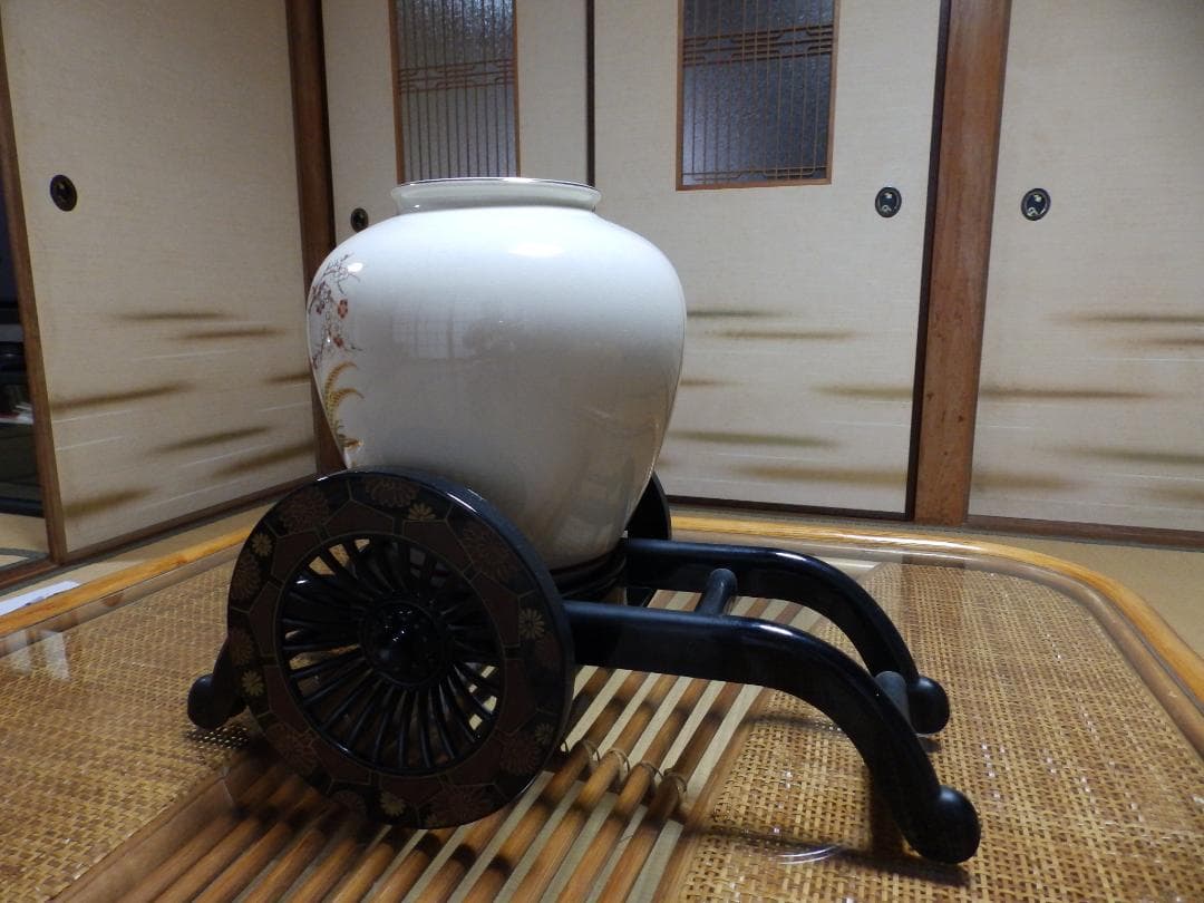 九谷焼の花柄壺 車輪付き台座 昭和アンティーク