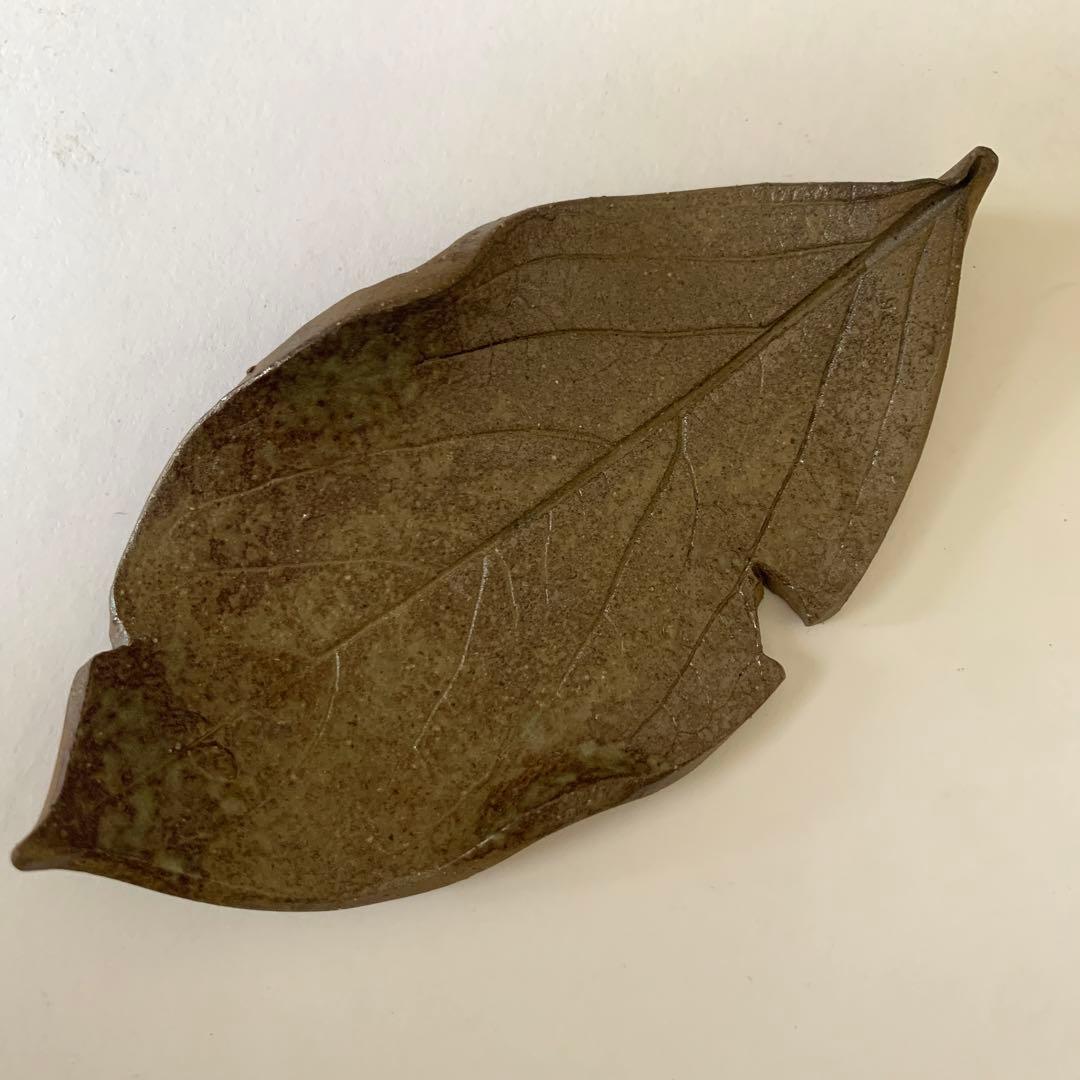 【一点物】信楽焼　朴葉皿　2枚セット　葉　葉っぱ　葉脈　細密技巧　リアル焼物