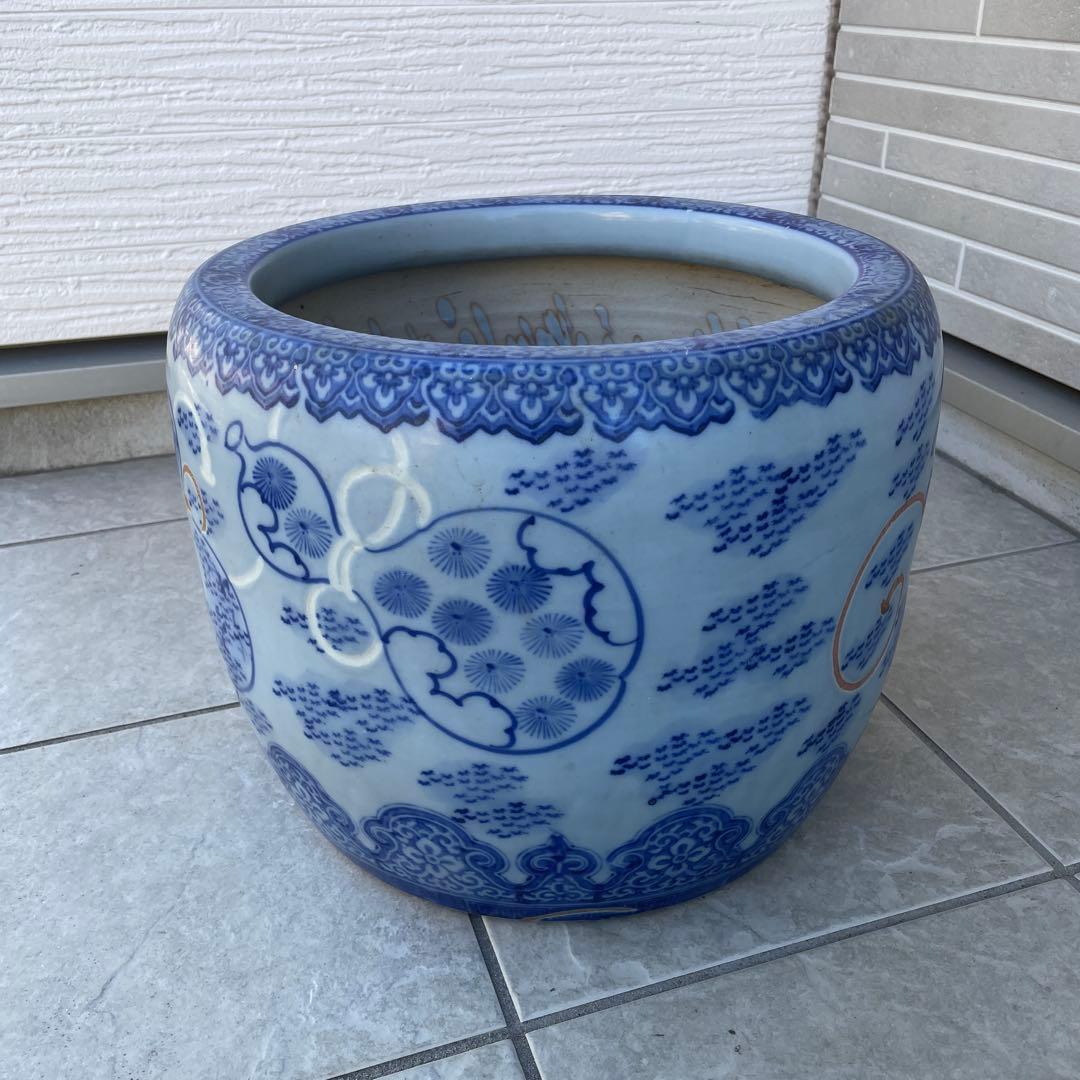 火鉢 明治有田上瀧製 古民具　睡蓮鉢　金魚鉢　花柄　伊万里焼 陰刻　染付 陶器鉢