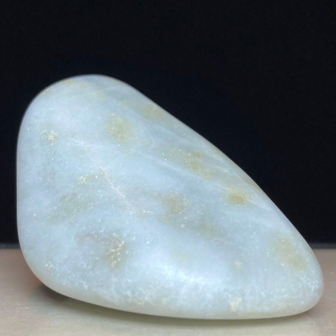 糸魚川翡翠　白翡翠　淡い翠の透過　原石　127.8ｇ