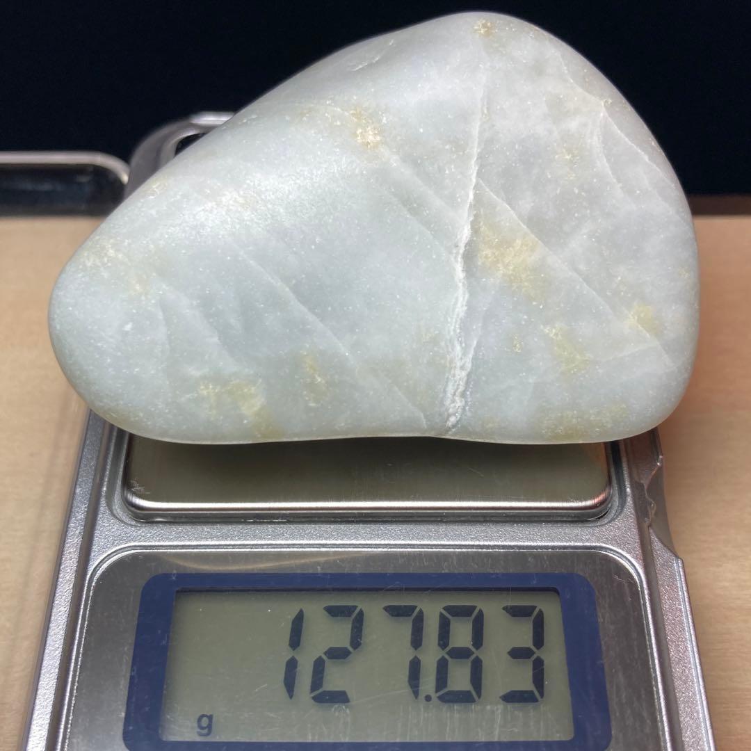 糸魚川翡翠　白翡翠　淡い翠の透過　原石　127.8ｇ