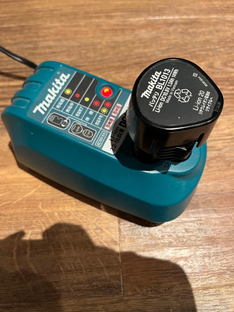 マキタ　makita 掃除機　本体＋充電器