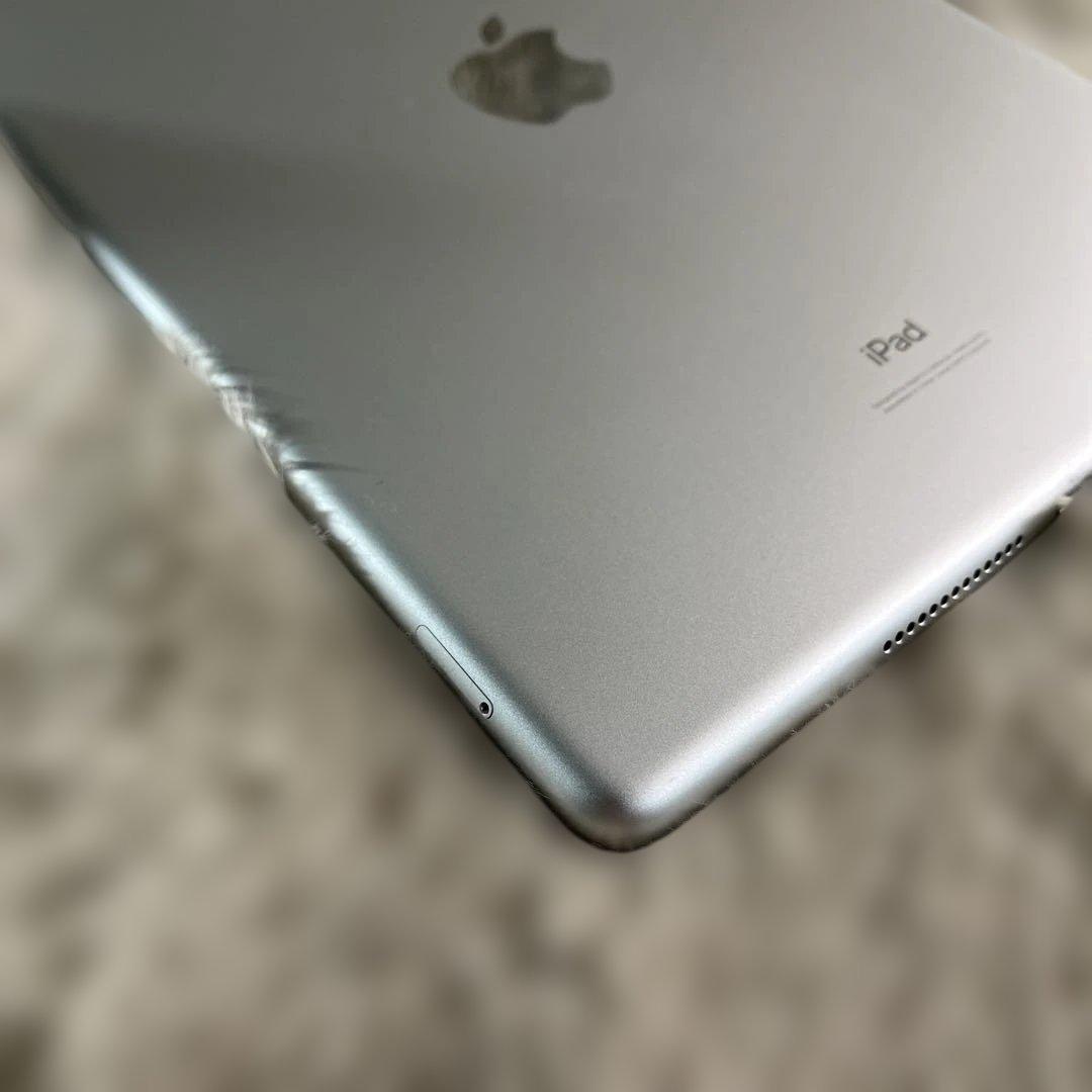 Apple iPad (第８世代) Wi-Fi + Cellular シルバー