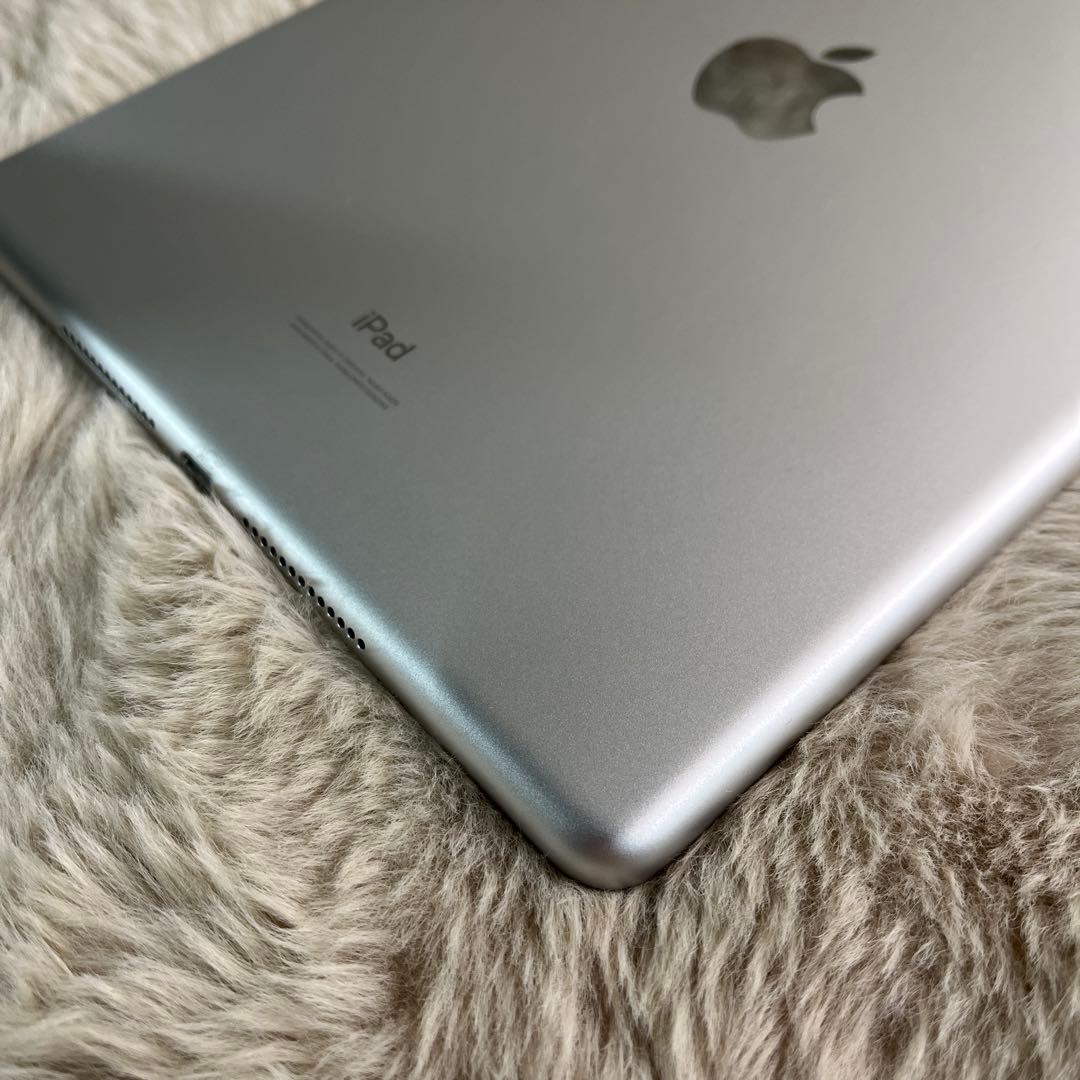 Apple iPad (第８世代) Wi-Fi + Cellular シルバー