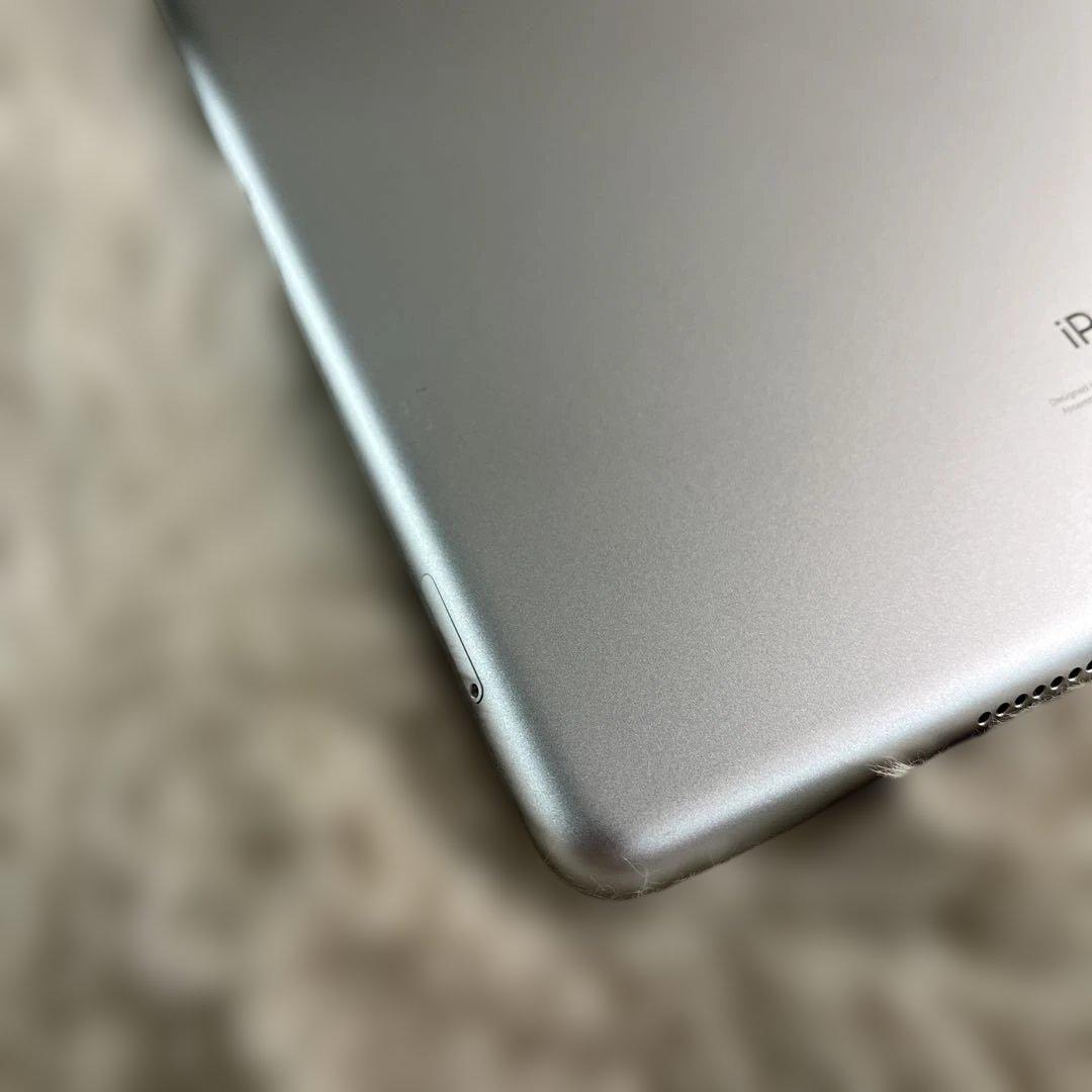 Apple iPad (第８世代) Wi-Fi + Cellular シルバー