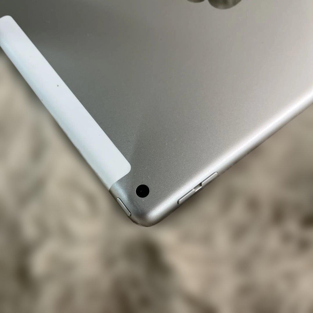Apple iPad (第８世代) Wi-Fi + Cellular シルバー