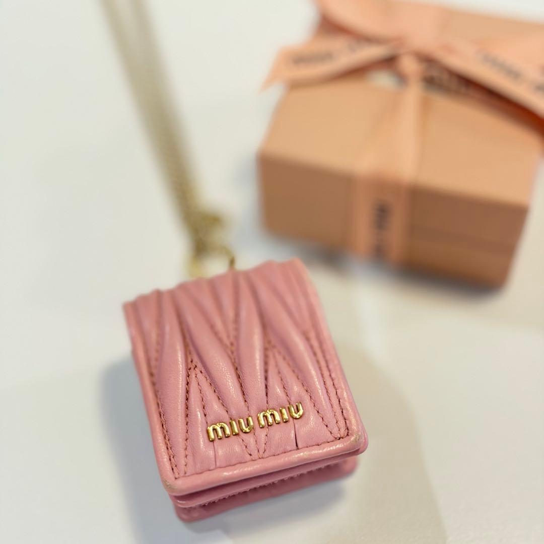ミュウミュウ miumiu AirPods ケース レザー マトラッセ ピンク