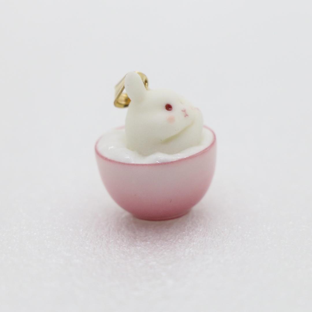 【ハンドメイド】バニーカフェ：洗顔うさぎのカップペンダント（ピンク）