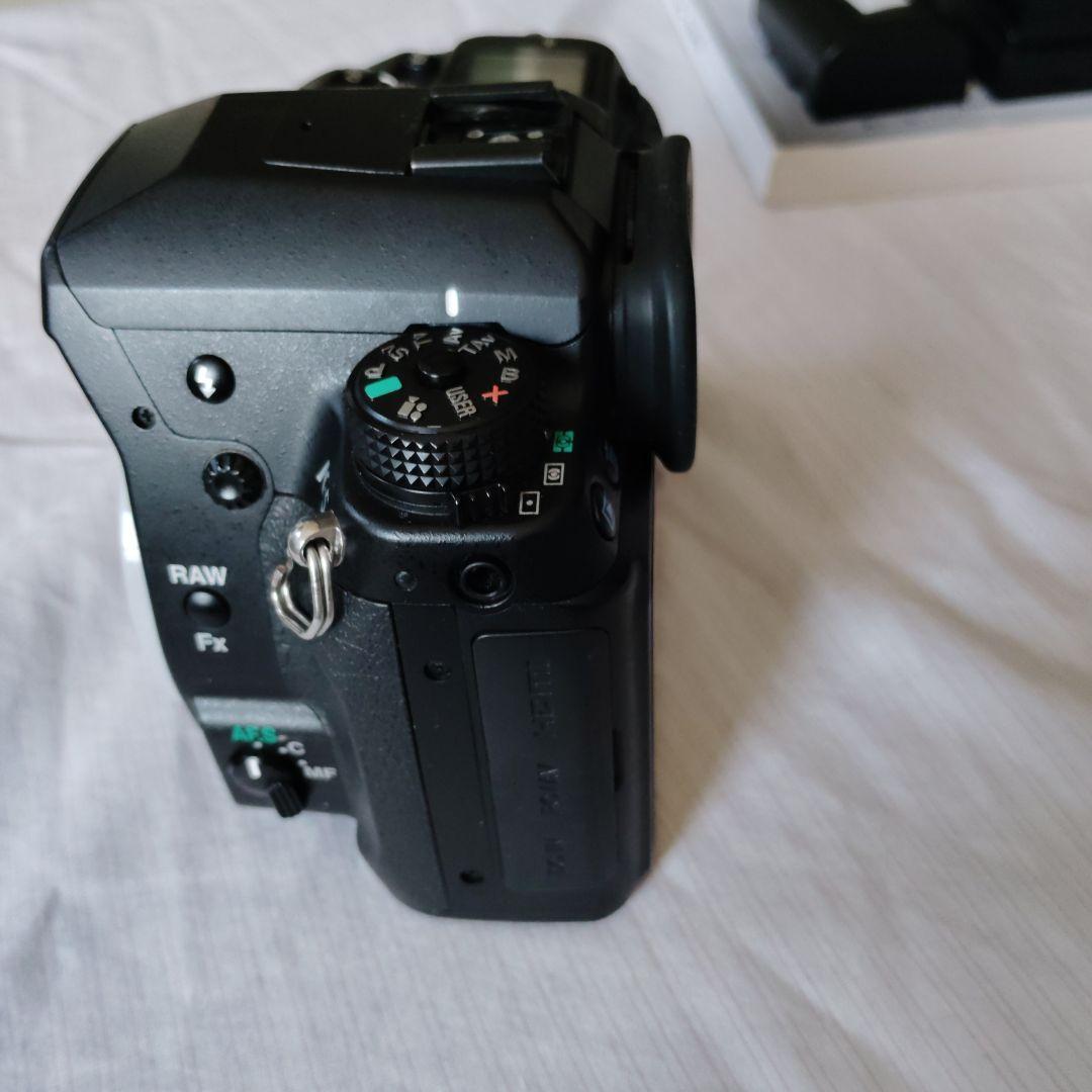 ペンタックスK5ボディ・バッテリ２個、充電器付き。説明書付き。美品。動作品