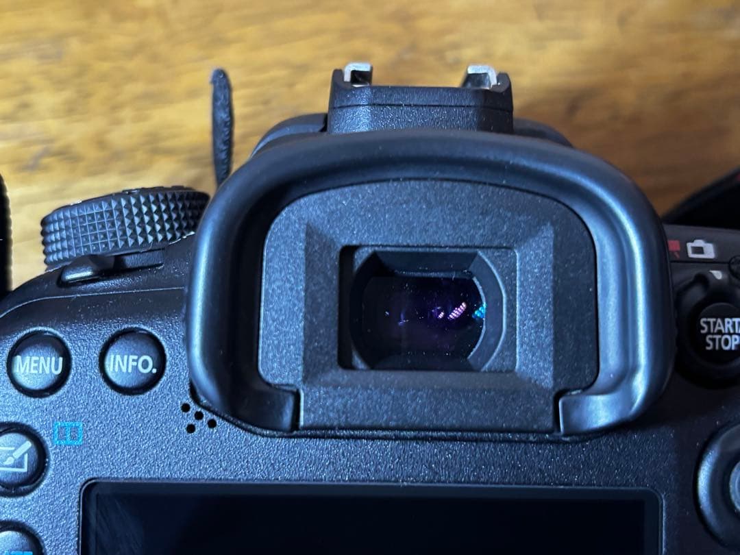 Canon EOS 7D Mark II ボディ（バッテリー2個付き）