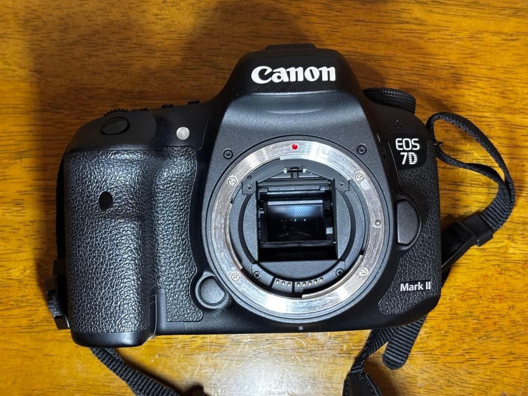 Canon EOS 7D Mark II ボディ（バッテリー2個付き）