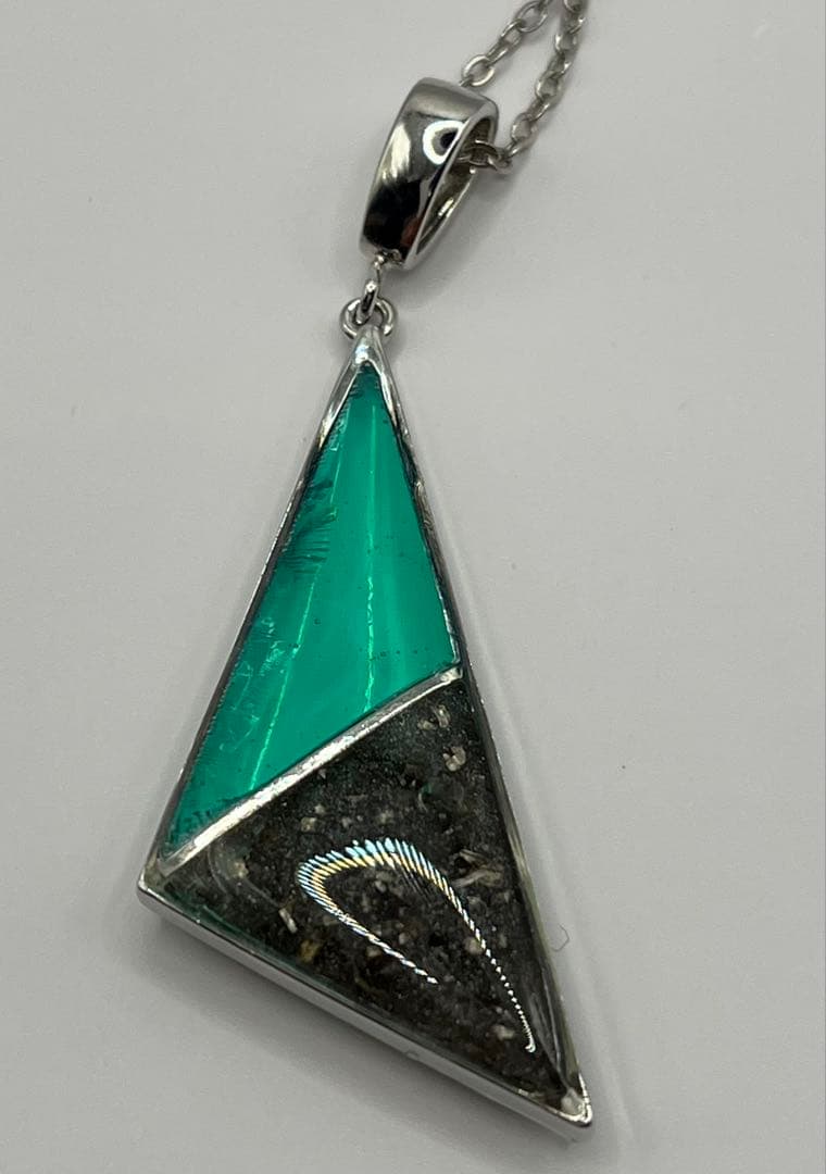 隕石ネックレス 三角 レジン 宇宙粒子シリーズ Emerald 信念