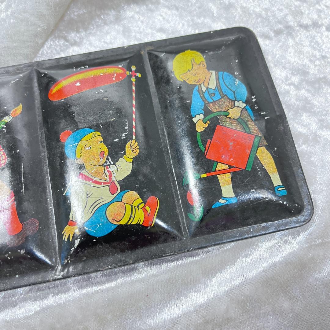 ブリキ缶　絵の具の缶　遊んでいる男の子のデザイン