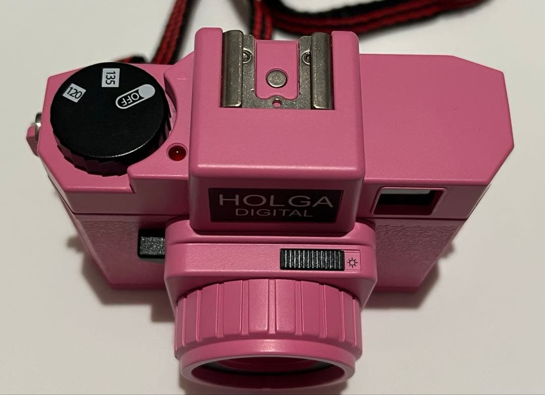 HOLGA DIGITAL ピンクカメラ 本体＋ストラップ