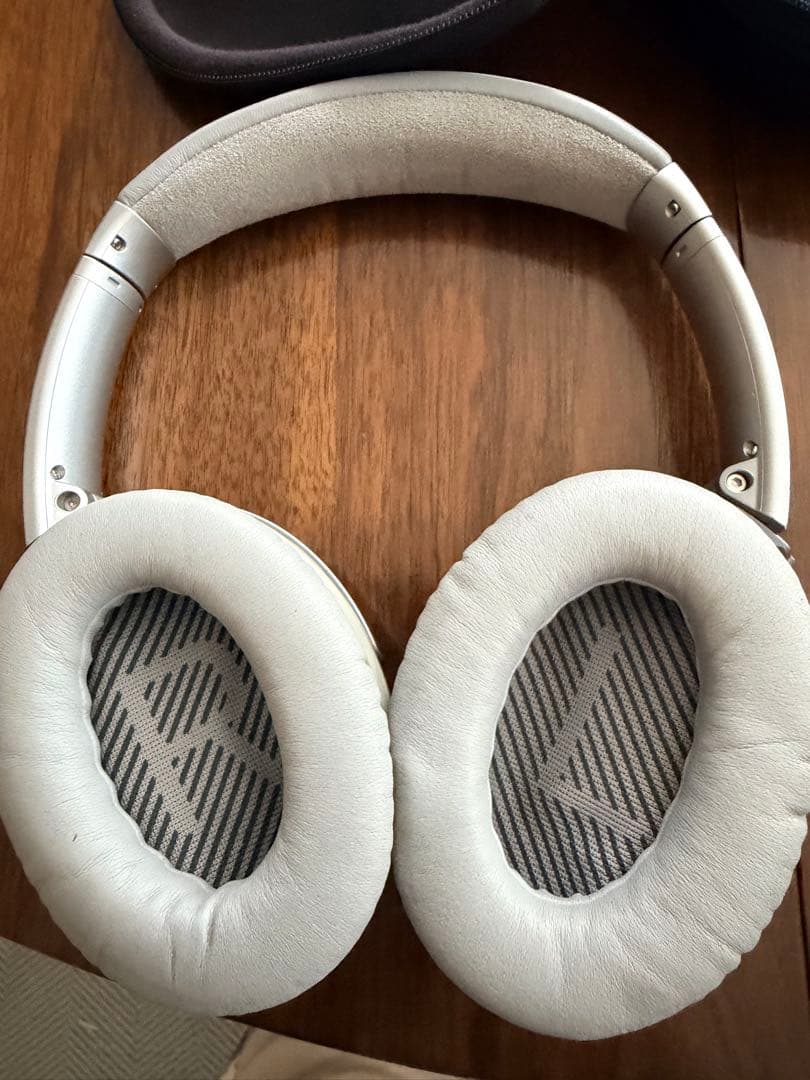 BOSE ワイヤレスヘッドホン ケース付き　ノイキャン　QC35 シルバー
