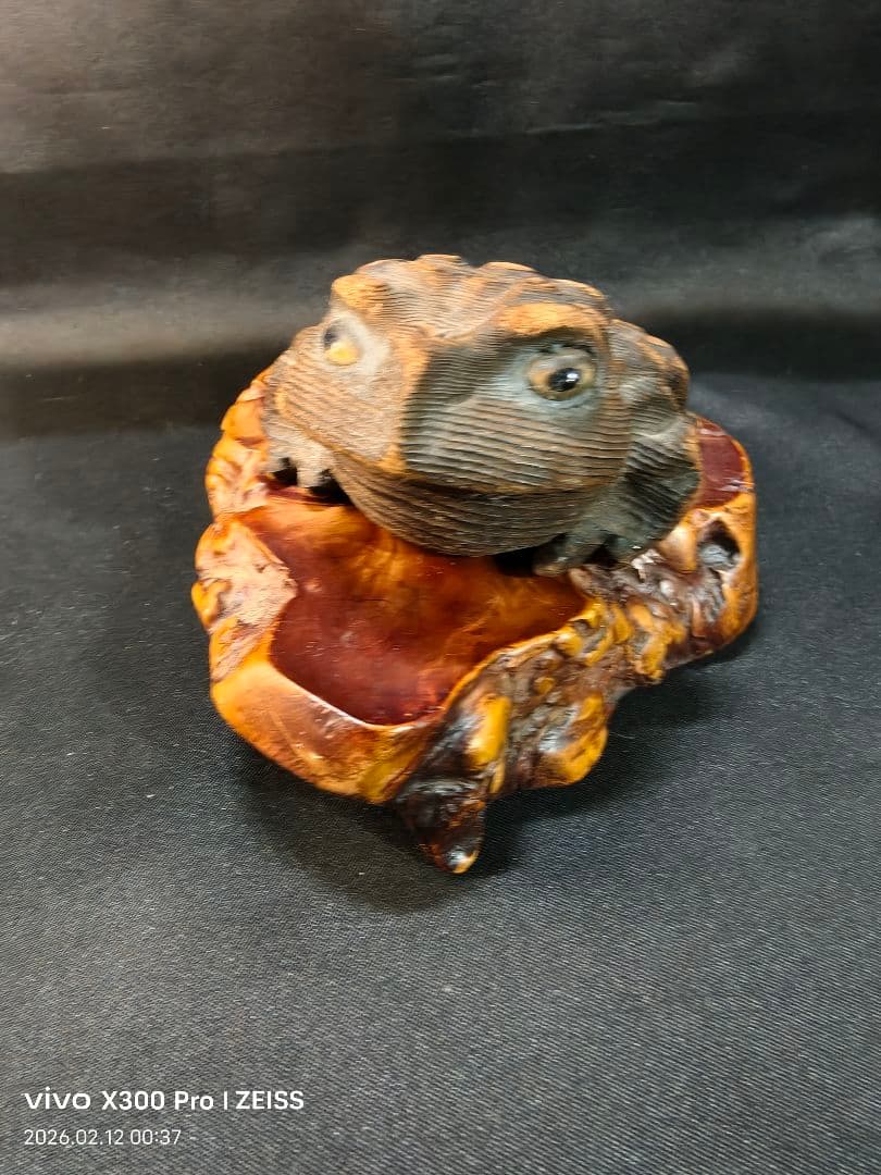 焼き杉 福蛙 瘤木台付 手彫り置物 時代物 旧家蔵出し美品 風水縁起物