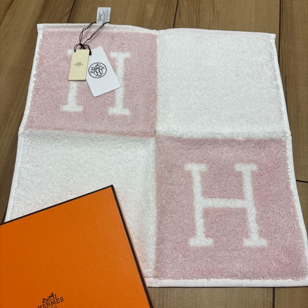 HERMES ピンク タオルハンカチ ギフトボックス付き