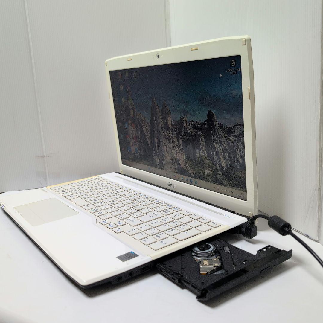 余裕のメモリ8GBたっぷり容量SSD256GBカメラ付き白いノートパソコン