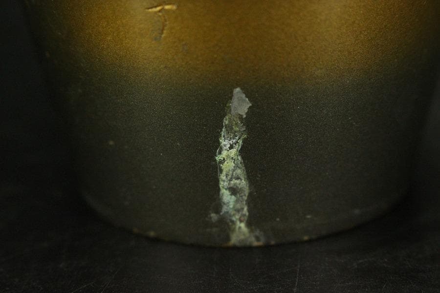 銅 刻花蝶図 花瓶(ZE764)
