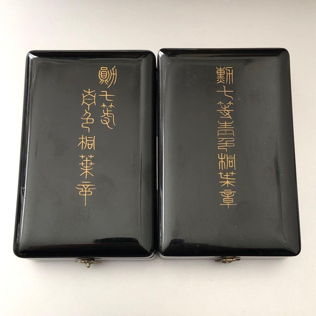 【送料無料】 勲七等青色桐葉章 略綬 共箱 2個 勲章 記章 徽章 純銀製 ②
