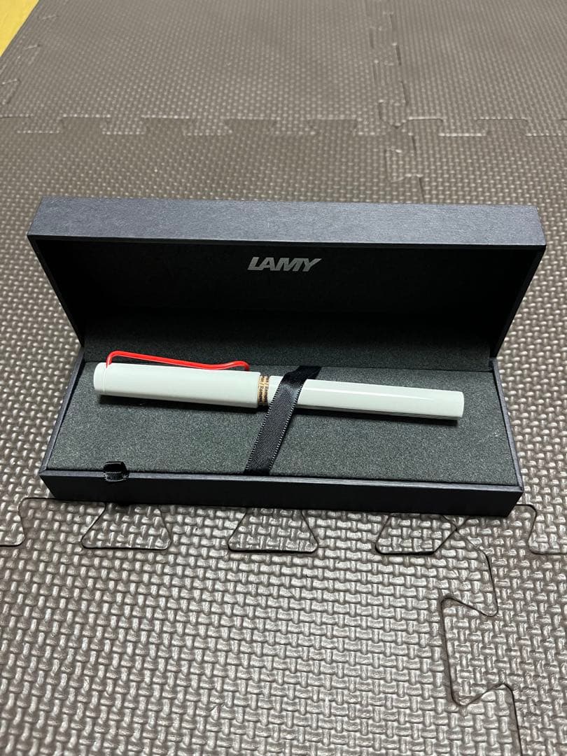 n*i様 【アジア限定】LAMY 万年筆 ホワイト×赤　漢字用