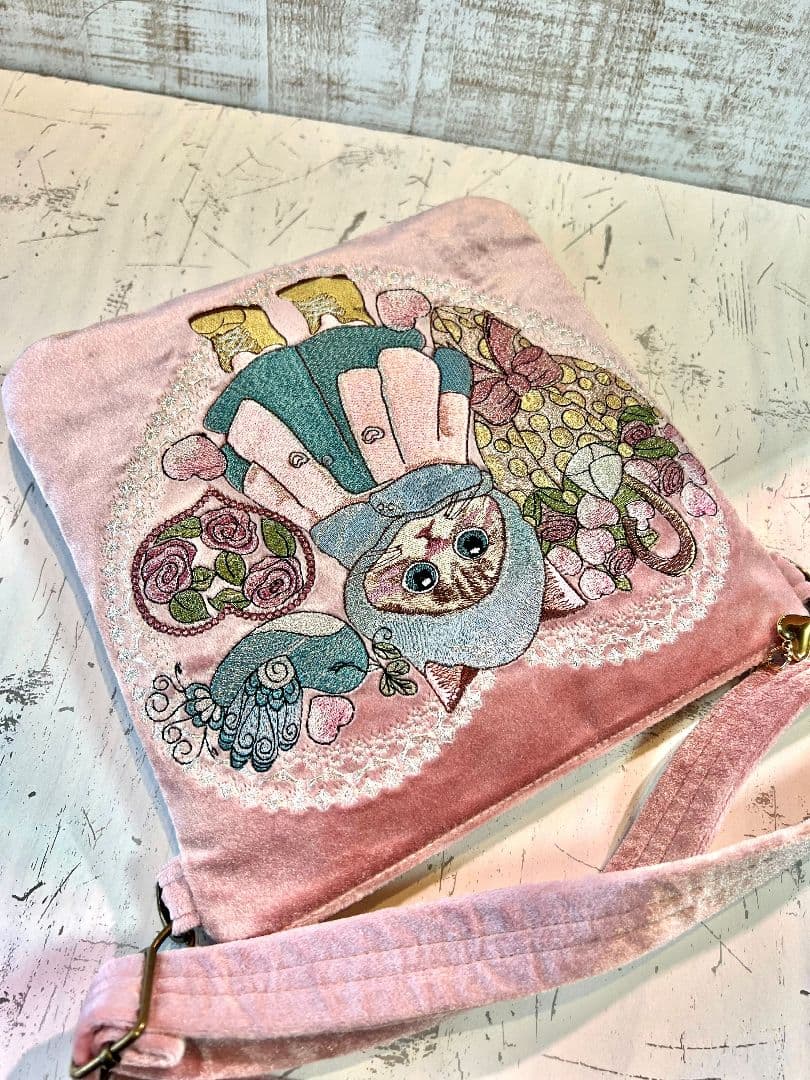 ベビーピンクベロア生地♡刺繍のショルダーバッグ♡サコッシュ♡フード猫ちゃん