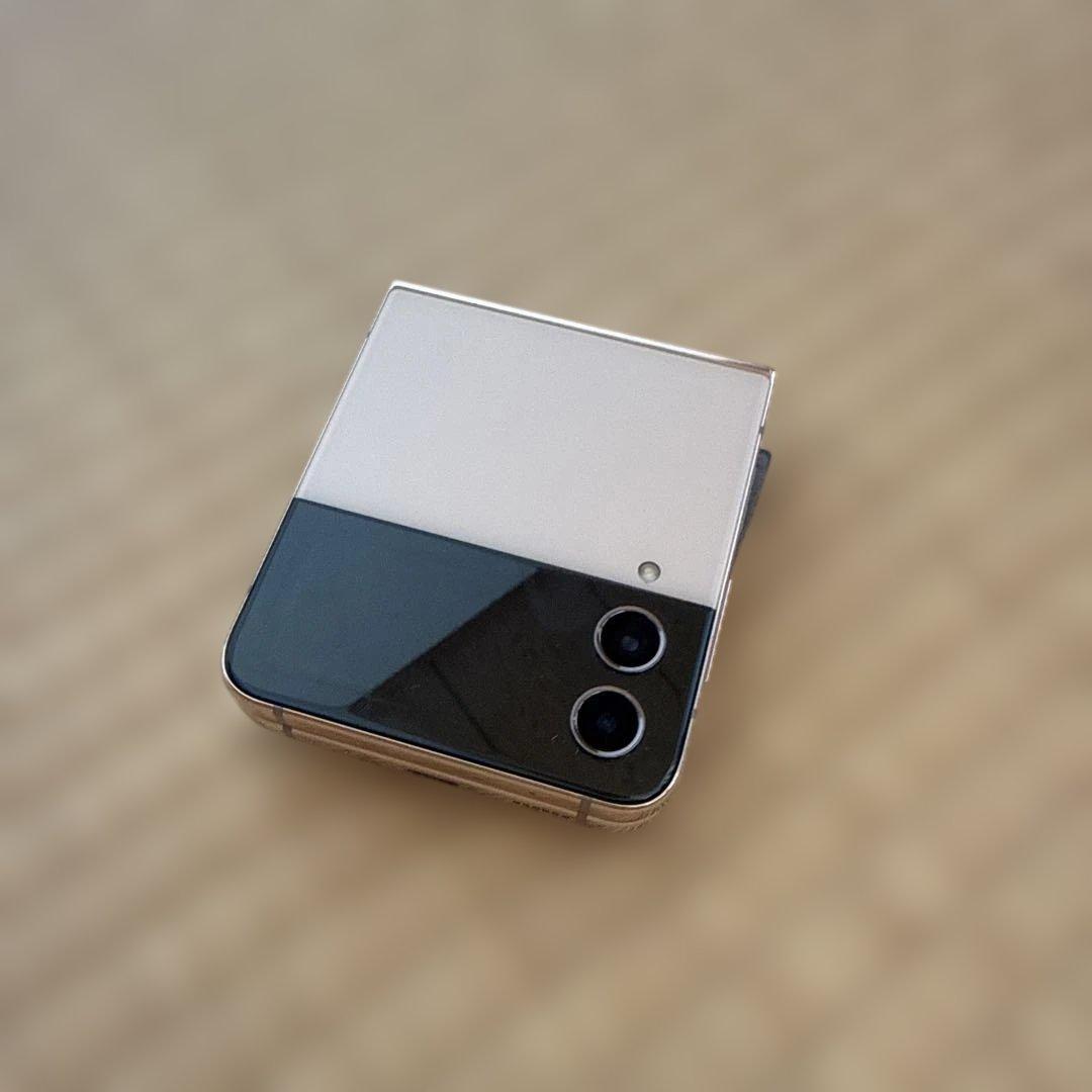 折りたたみ式スマートフォン ゴールドflip