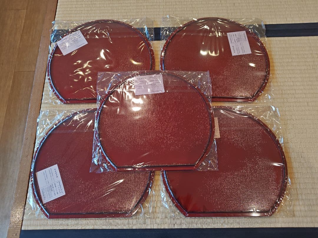 送料込【逢絢亭・新品】茶道具 半月両面膳 ５客セット 樹脂製 合成漆塗 紙箱入り