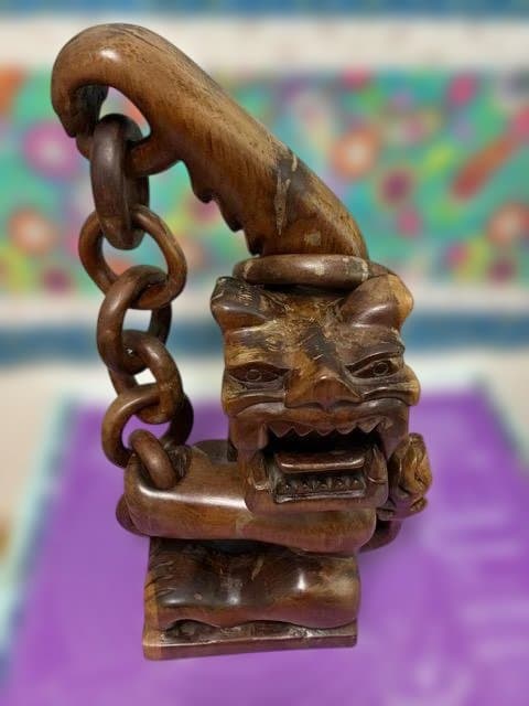 レアな伝統工芸：ハリマオ「虎＝Harimau」の一本彫り彫刻。勇気や強さの象徴。