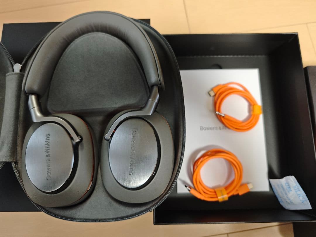 Bowers & Wilkins Px8 McLaren Edition 限定色