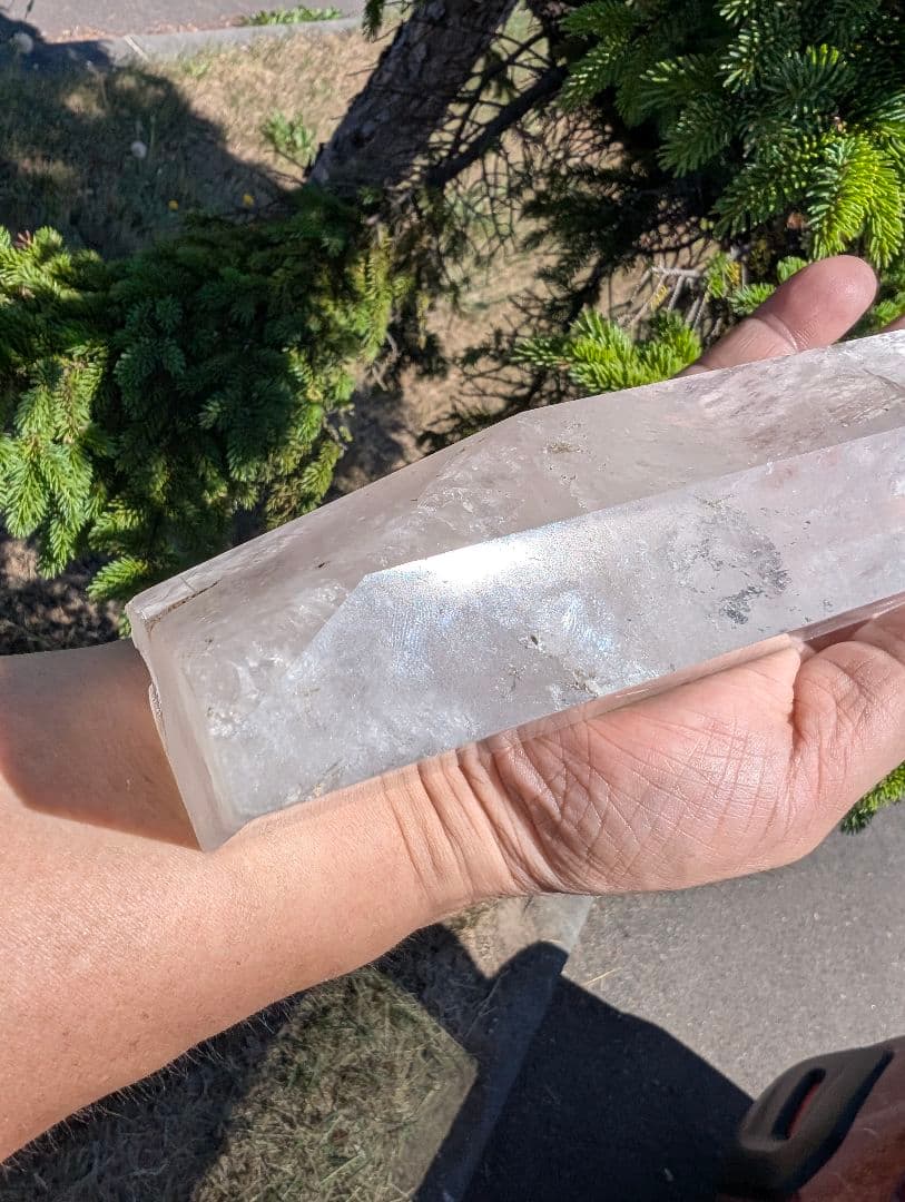 1172g 透明　虹あり　底部訳あり　白水晶 六角柱NO.56