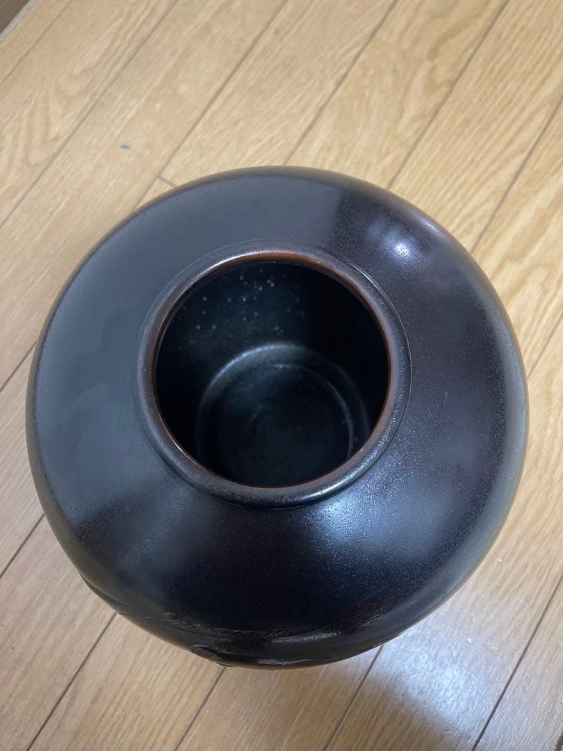 魚彫刻の黒色火鉢