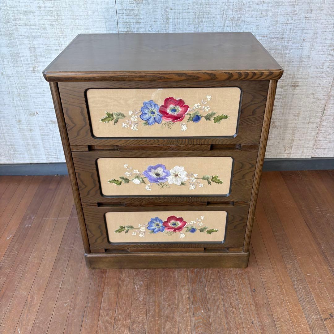 昭和レトロ 花柄刺繍入り 3段木製チェスト 小箪笥 和家具 着物収納 和モダン