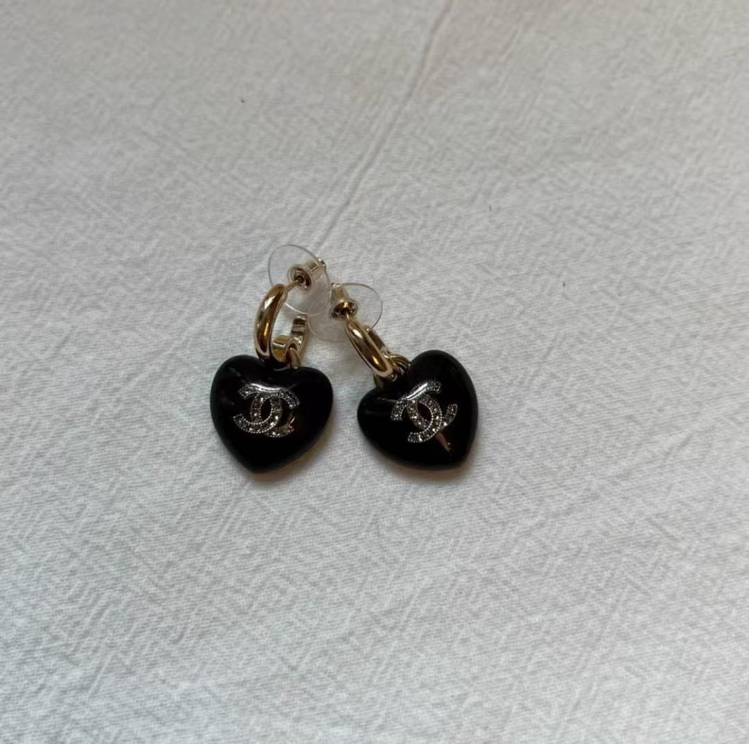 美品~~CHANEL ブラック ハート型ピアス
