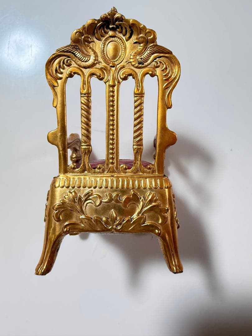 金色の王座型ミニチュア