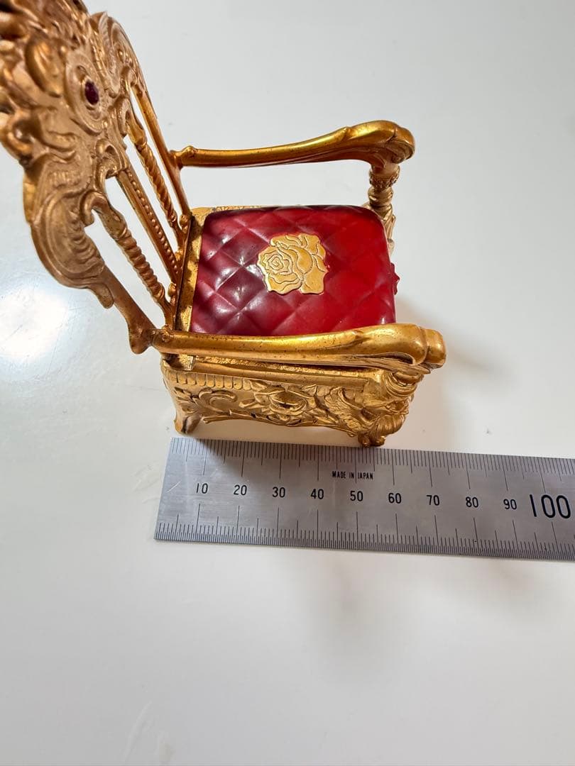 金色の王座型ミニチュア