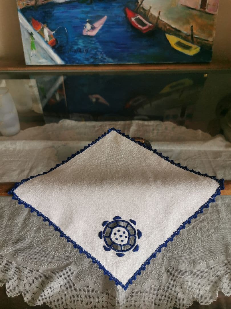 アンティークフランス カットワークの青いソレイユ刺繍 縁装飾リネンドイリー