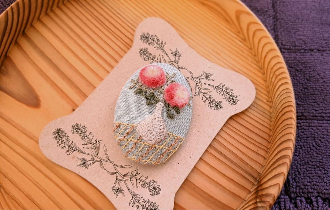 【専用】ハンドメイド　刺繍ブローチ