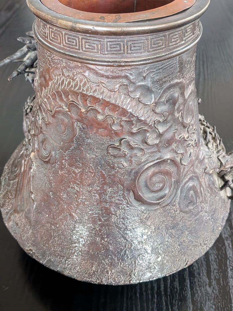 金属製ドラゴン彫刻花瓶
