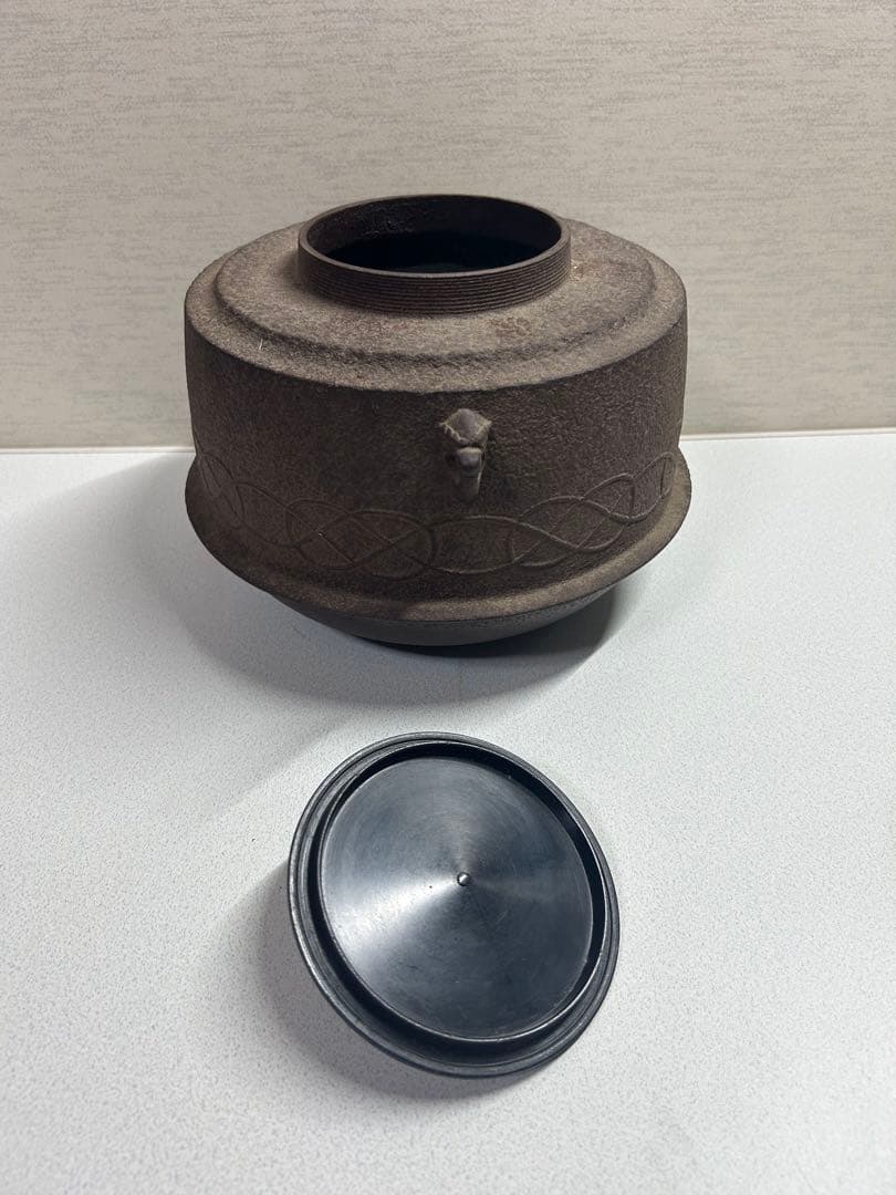 鉄製 中型茶釜 装飾模様あり