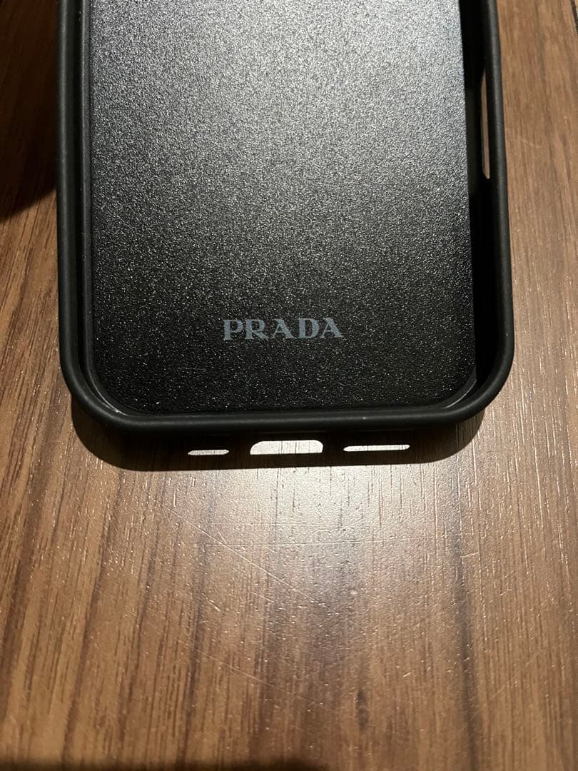 美品　PRADA iPhone 16 ケース カードポケット付き
