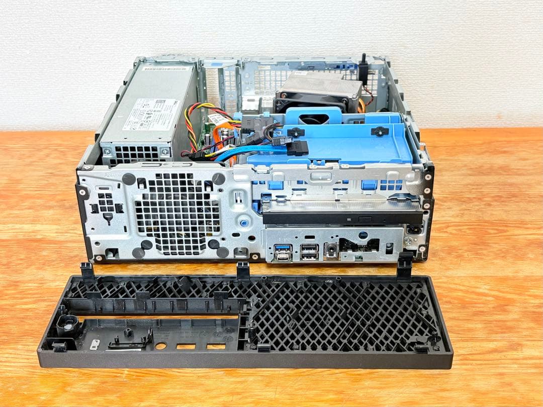 ベアボーン状態のDell Precision 3430／Xeon E-2174G