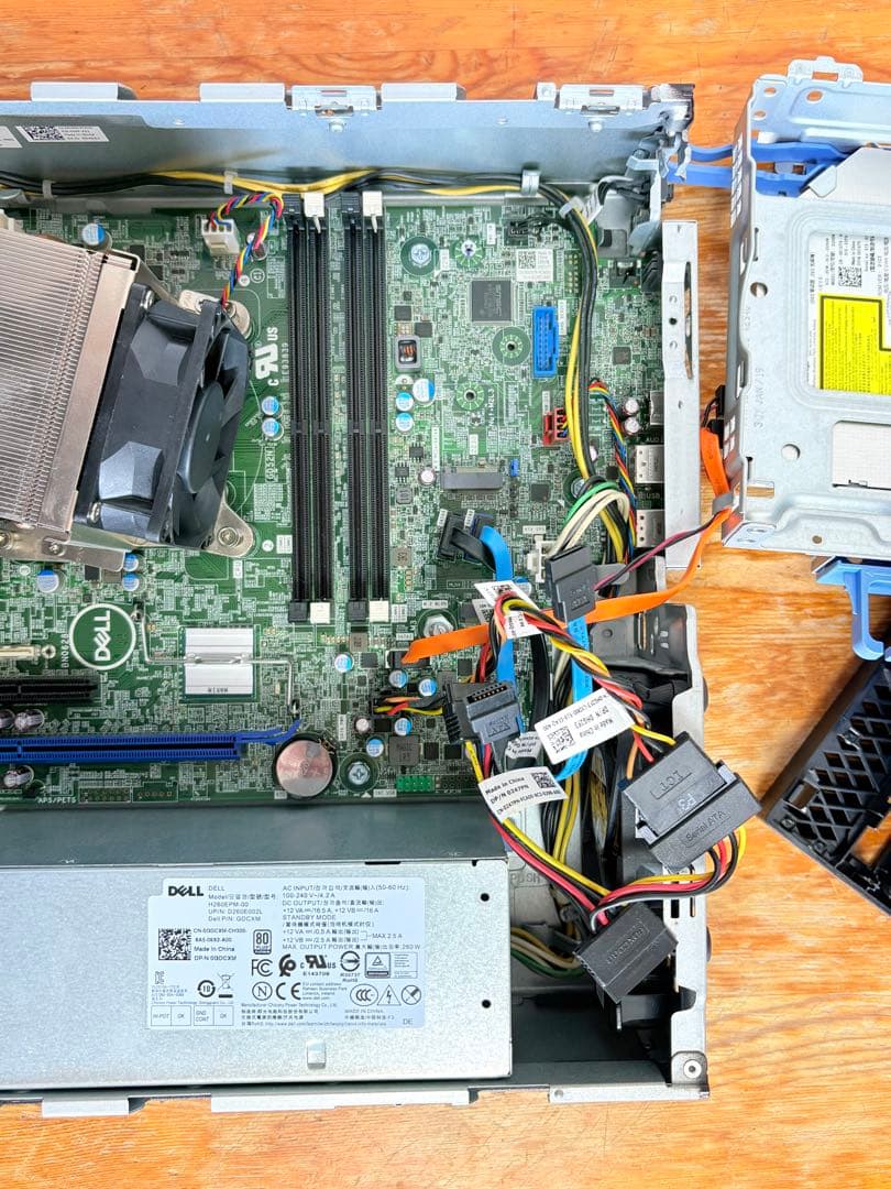ベアボーン状態のDell Precision 3430／Xeon E-2174G
